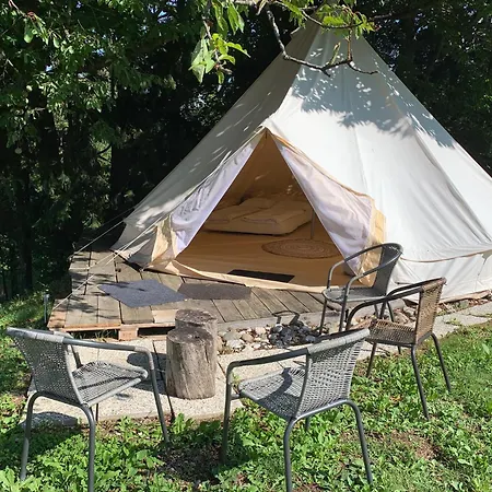 Kamp Hillside Bio Glamping *