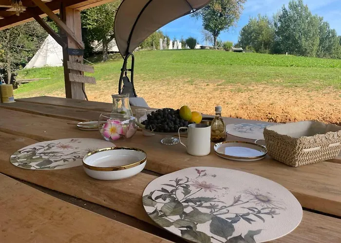 Kamp alanı Hillside Bio Glamping *